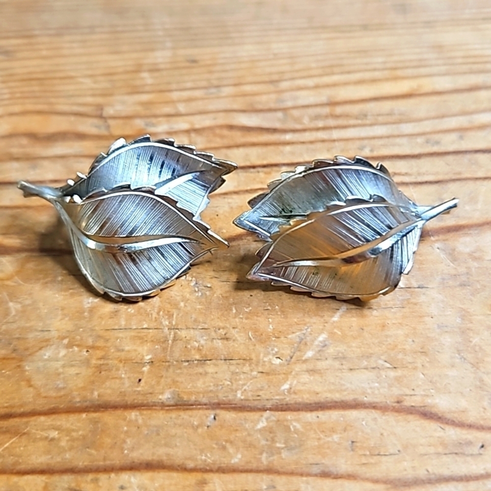 Vintage Giovanni Silvertone Leaf Clip On Earrings